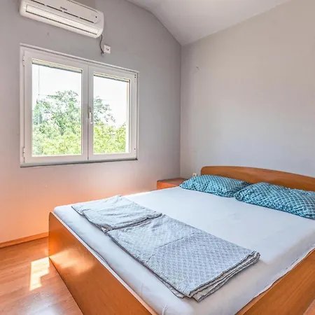Stunning In With Swimming Pool Daire